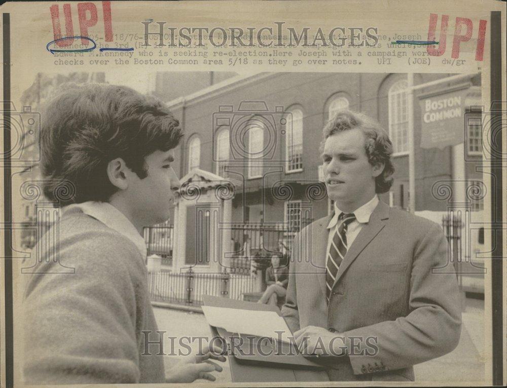 1976 Press Photo Joseph Kennedy &amp; worker on Sen. Edward - RRV49125 - Historic Images