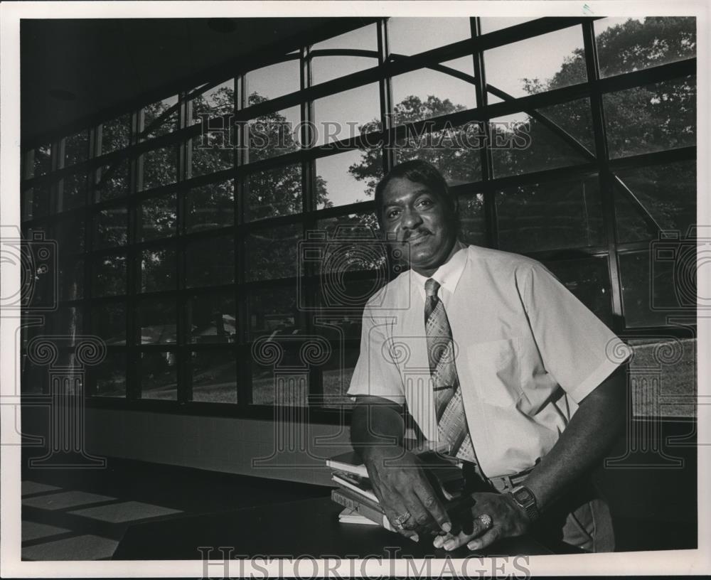 1985 Press Photo North Central Middle School Principal in New School, Alabama - Historic Images