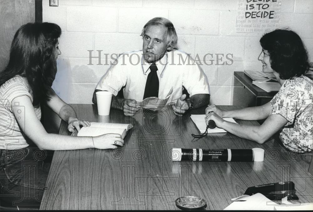 1980 Press Photo Jim Hilyer, Auburn University, with Others counseling students - Historic Images