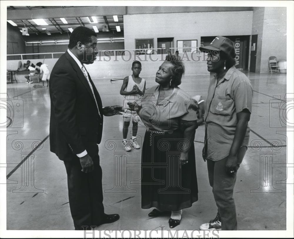 1992 Press Photo Earl F. Hilliard, Marie Maxwell, Juanita Turner politicking - Historic Images