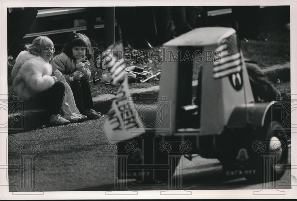 1987 Press Photo Parade Watchers in Alabama - abna32963 - Historic Images