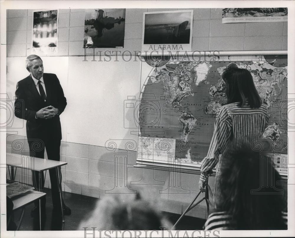 1989 Press Photo Alabama Governor Guy Hunt teaching at Erwin High School - Historic Images