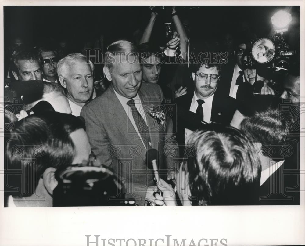 Press Photo Alabama Governor Guy Hunt, Election Night with Others - abna32971 - Historic Images