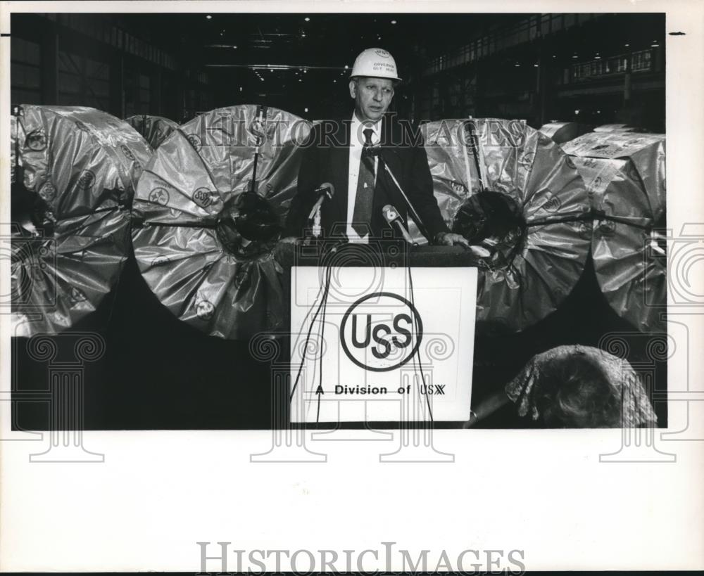 1988 Press Photo Governor Guy Hunt, Alabama, at Press Conference at US Steel - Historic Images