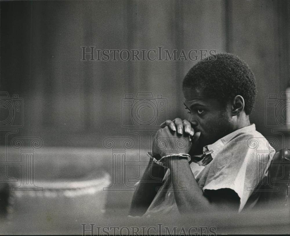 1984 Press Photo Elijah George in handcuffs, Crime - abna32986 - Historic Images