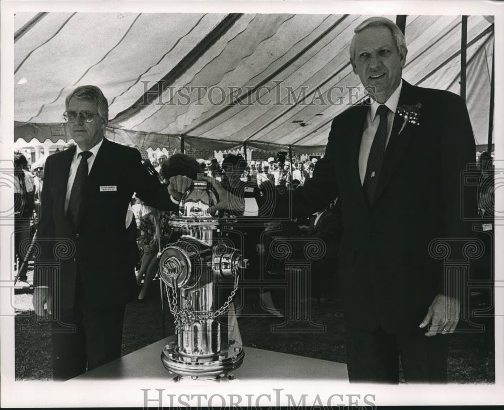 1990 Press Photo Alabama Governor Guy Hunt with Lloyd Darnell - abna33003 - Historic Images