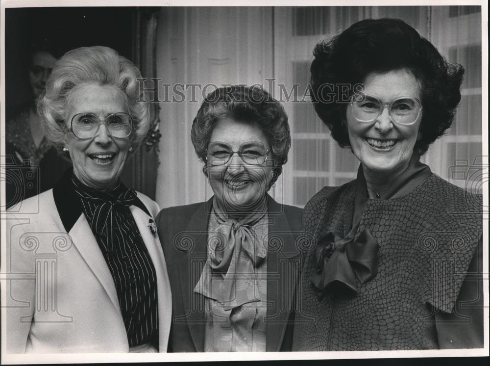 1987 Press Photo Marie Wilkes, Mary Kendricks, and Helen Hunt, Wife of Governor - Historic Images