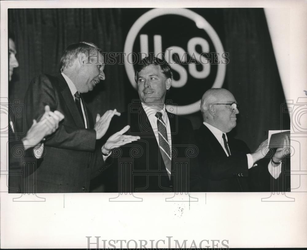 1989 Press Photo Alabama Governor Guy Hunt with Others at Fairfield Works tent - Historic Images