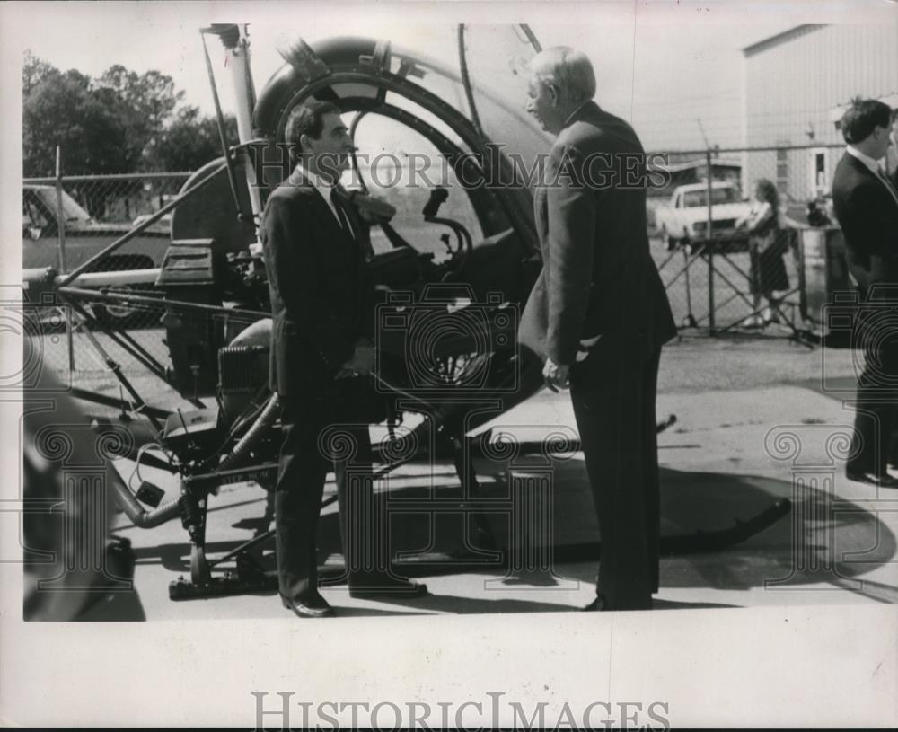 Press Photo Alabama Governor Guy Hunt and Mayor Al DuPont inspect helicopter - Historic Images