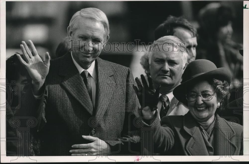 1987 Press Photo Mr. and Mrs. Guy Hunt wave at Parade folks in Inauguration - Historic Images