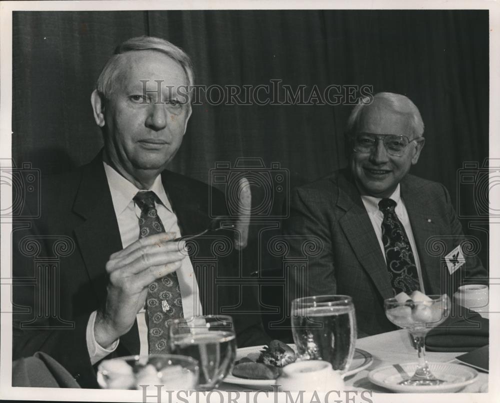 1981 Press Photo Alabama Governor Guy Hunt with Other at Dinner - abna33024 - Historic Images