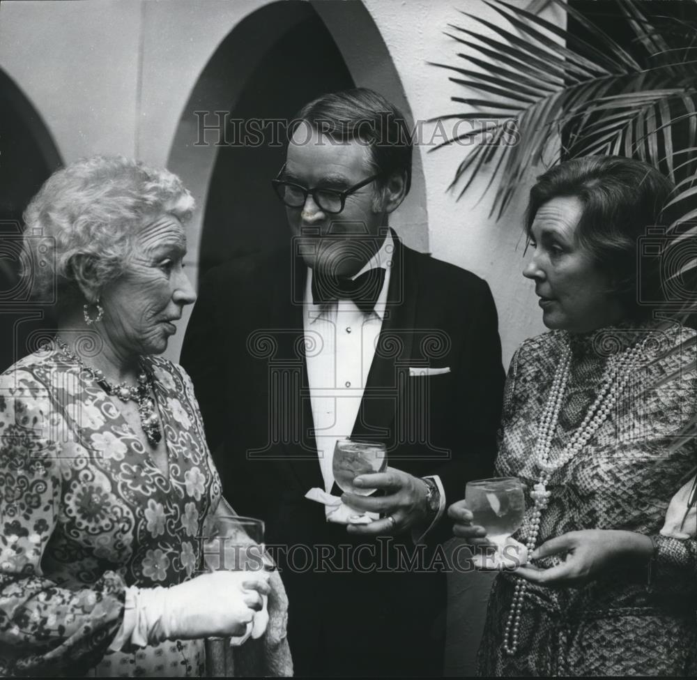 1976 Press Photo Mr. and Mrs. Willard L. Hurley, Banker, Wife and Mary Hemingway - Historic Images