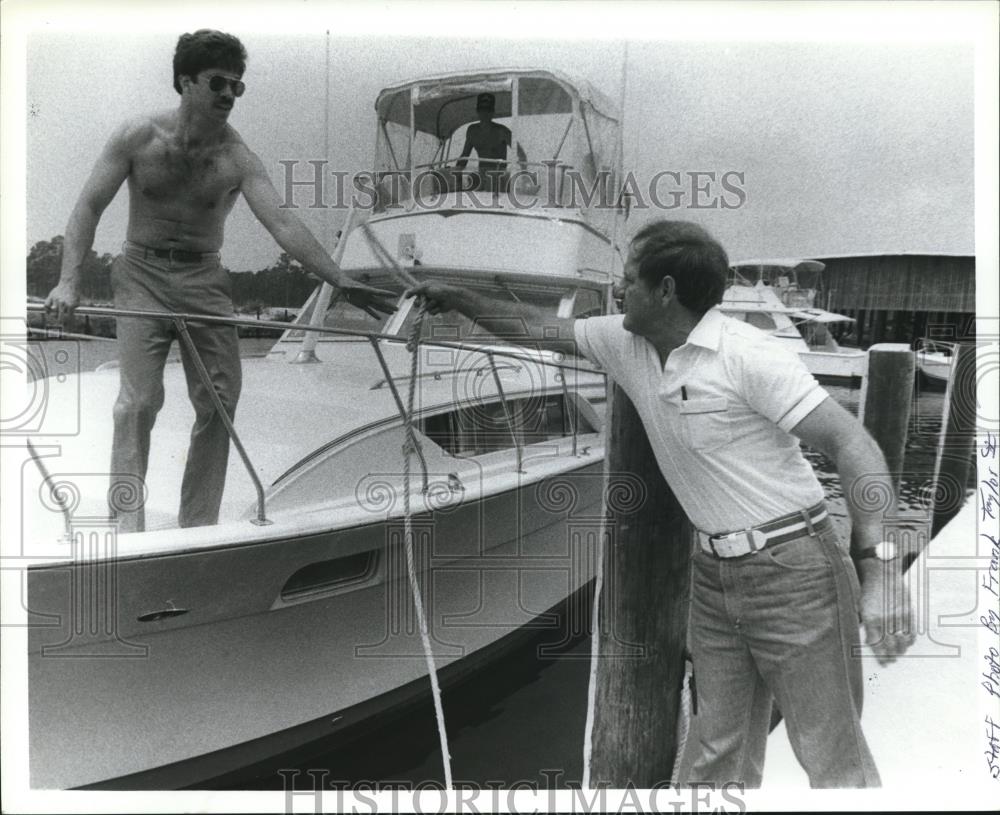 1983 Press Photo Former Governor of Alabama Fob James hoisting a rope at Marina - Historic Images