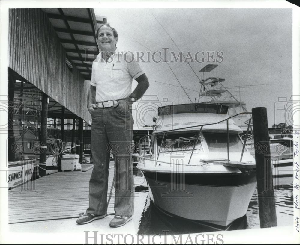 1983 Press Photo Former Governor of Alabama Fob James at Orange Beach Marina - Historic Images