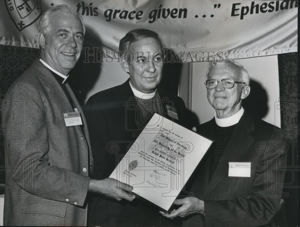 1977 Press Photo Episcopals honor Ralph Kendall with Others at Award Ceremony - Historic Images