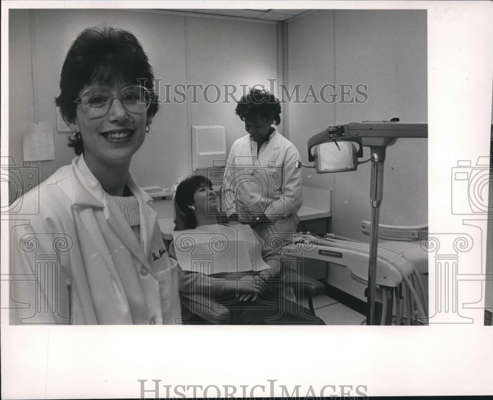 1988 Press Photo Doctor Marjorie Jeffcoat with Dental Assistant Elizabeth Keith - Historic Images