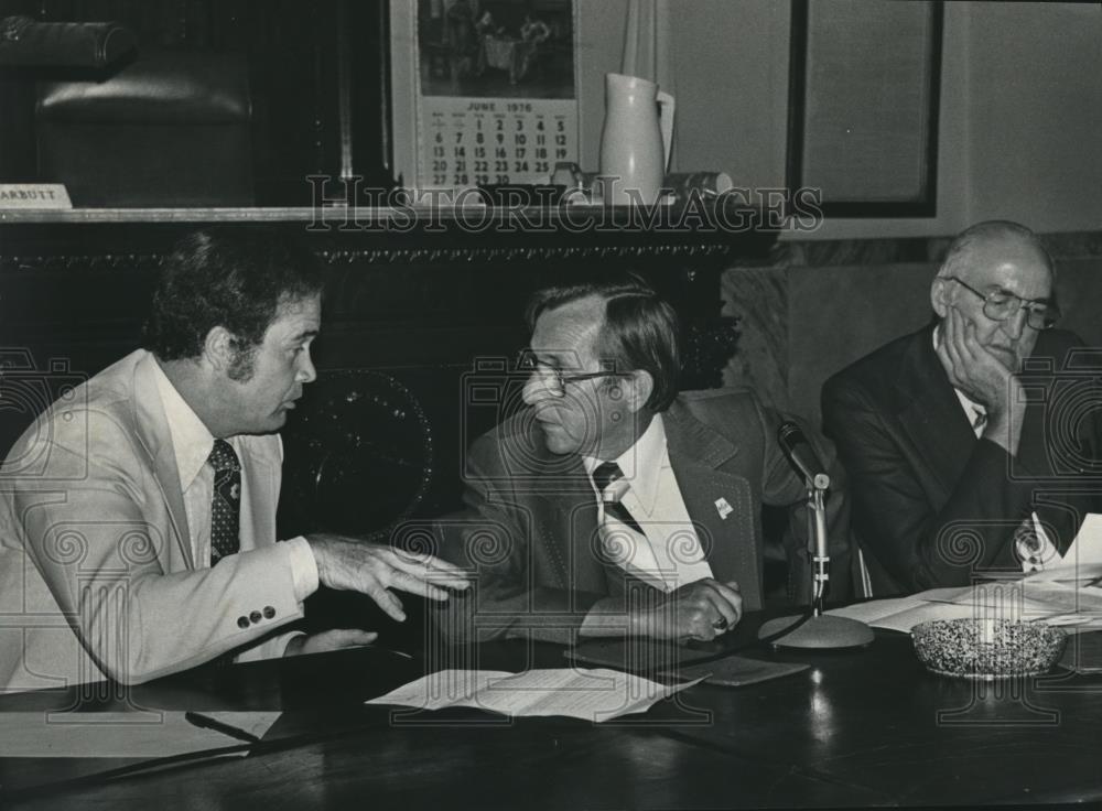 1976 Press Photo Jefferson County Legislators confer during hearing - abna33109 - Historic Images