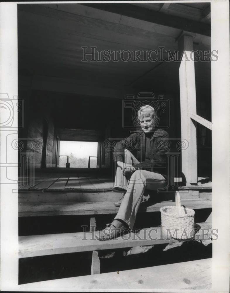 1977 Press Photo Author Virginia Hamilton poses at McAdory house, historic site - Historic Images