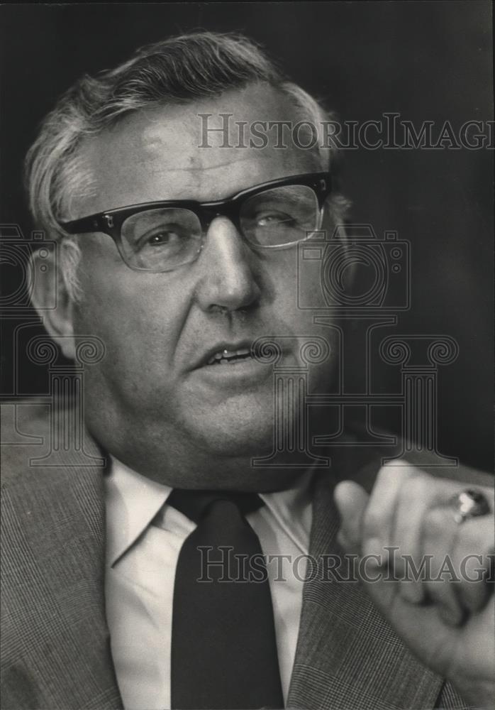 1984 Press Photo Doctor William Burkett, Jefferson County School Superintendent - Historic Images