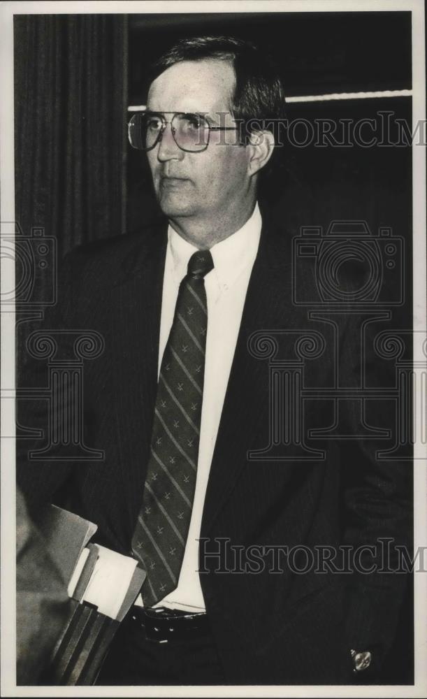 1989 Press Photo Robert Fry Junior leaves courtroom after he plead guilty - Historic Images