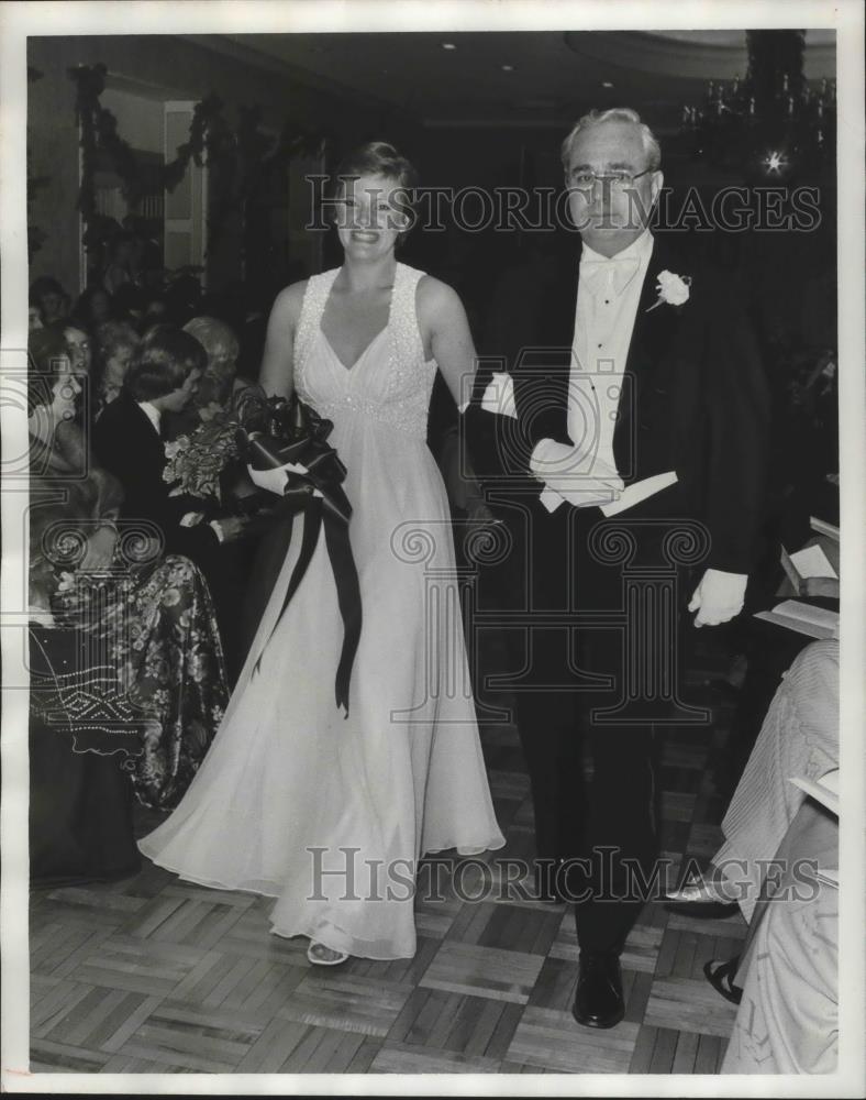 1977 Press Photo Poinsettia debutante Mary Lynn Hanily with father John Roche - Historic Images