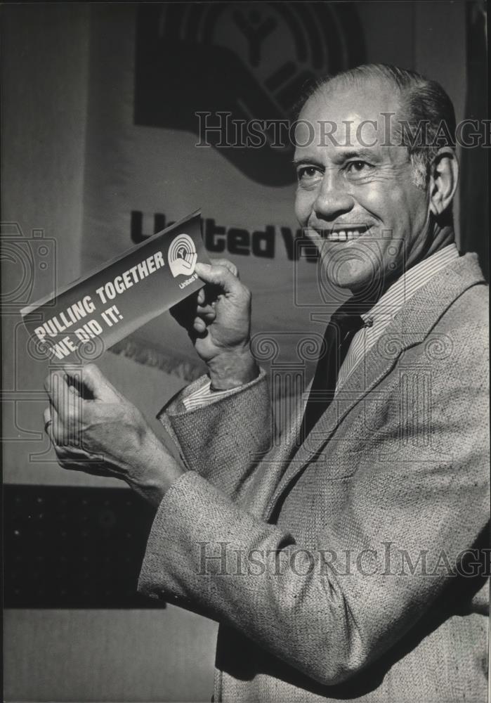 1982 Press Photo Edward M. Friend Jr., with United Way sticker, Alabama - Historic Images