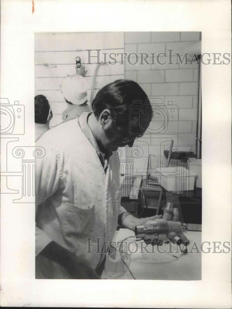 1978 Press Photo Doctor John Burkhalter holding artificial heart, Alabama - Historic Images