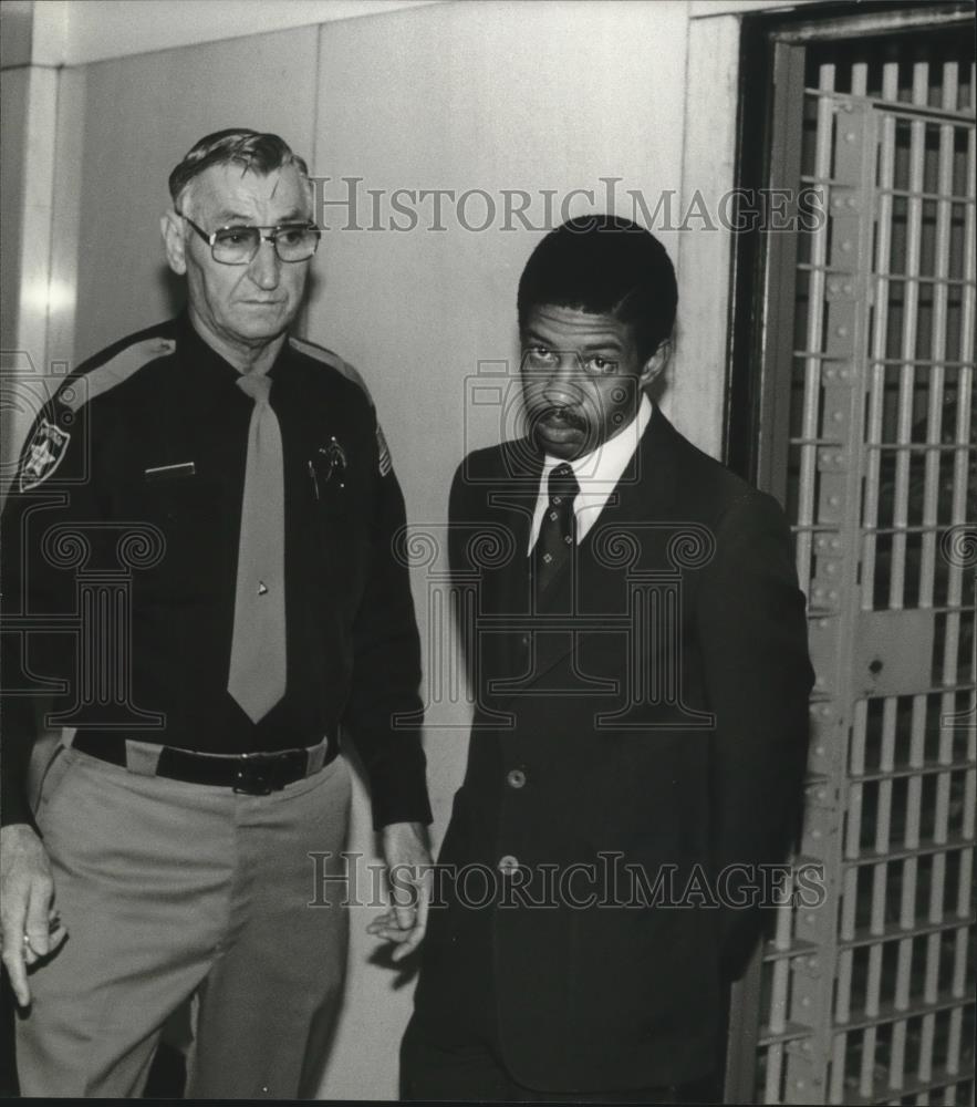 1982 Press Photo Louis Lowe III with deputy, Alabama - abna33259 - Historic Images