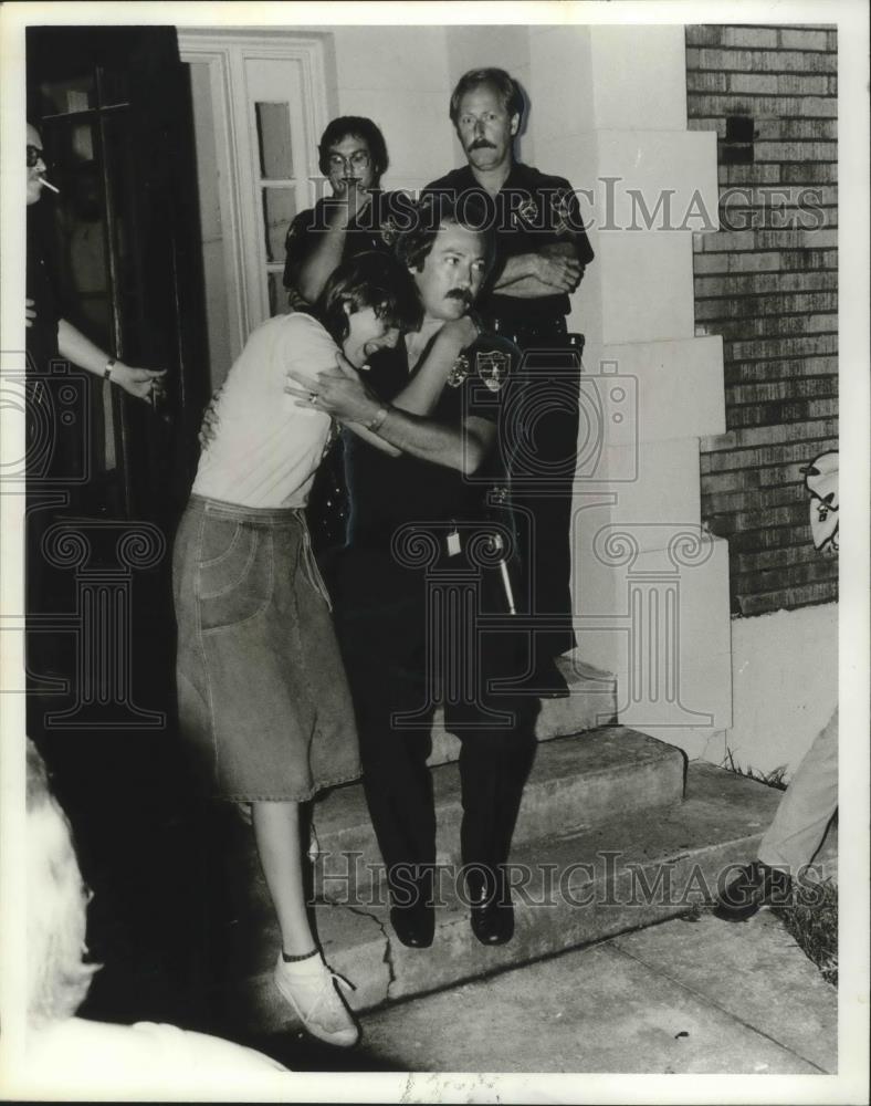 1980 Press Photo Witness to shooting of Terry Black gets assistance from police - Historic Images