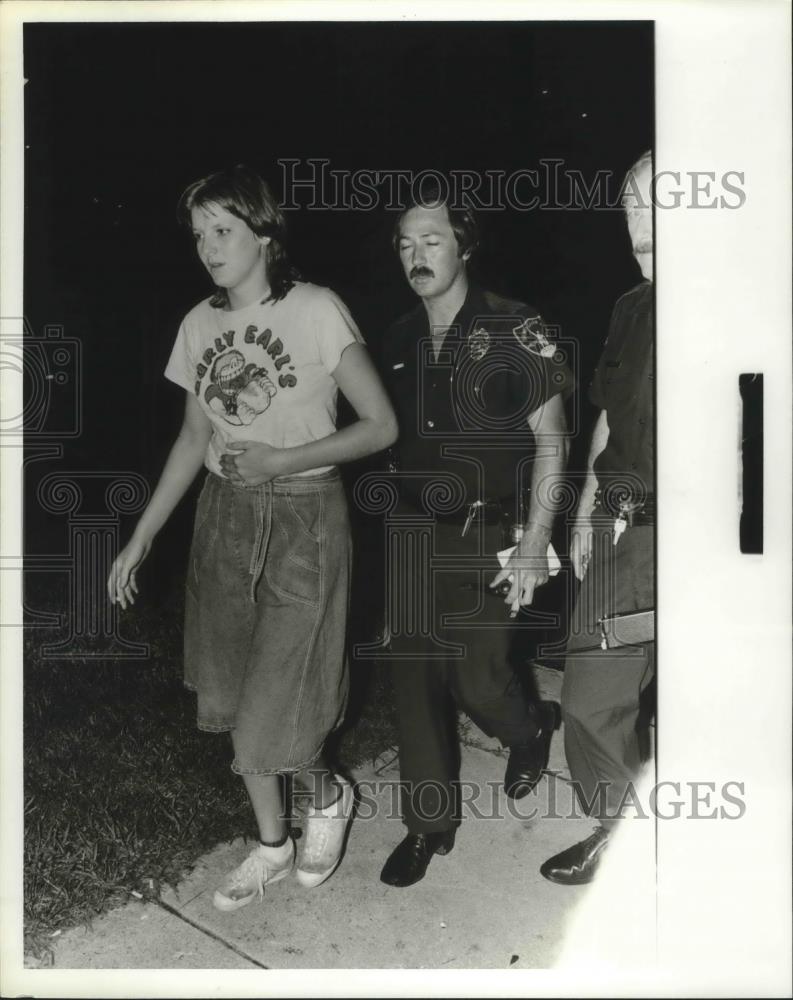 1980 Press Photo Perry Dwain Diack, Shooting Victim with Police Officers - Historic Images