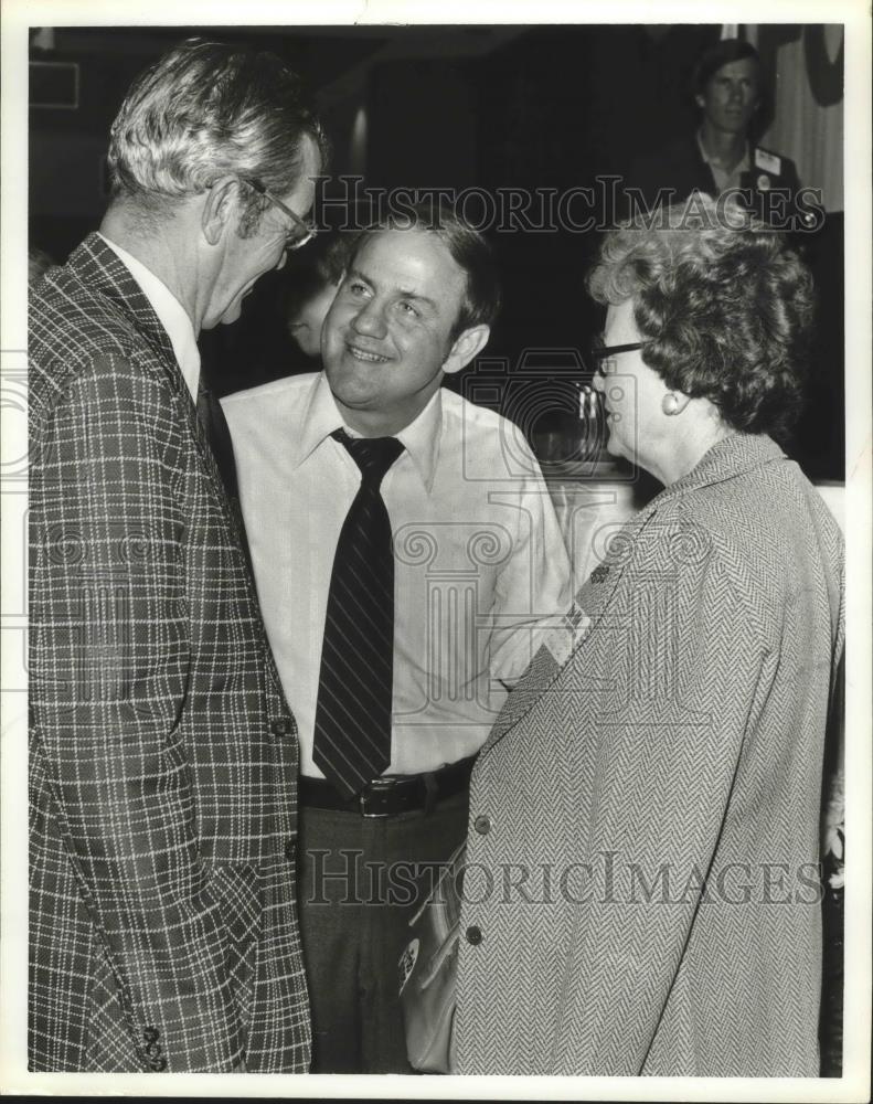 1978 Press Photo Alabama Fob James speaks with unidentified others - abna33357 - Historic Images