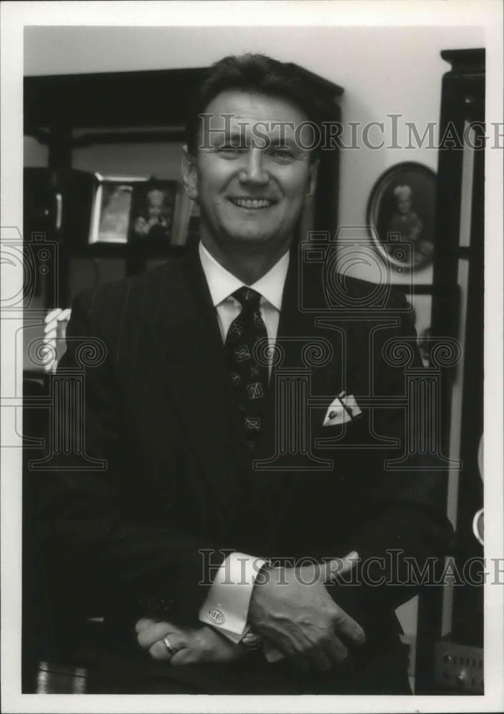 Press Photo Doctor Bruce irwin, M. D., founder of American Family Care, Inc. - Historic Images