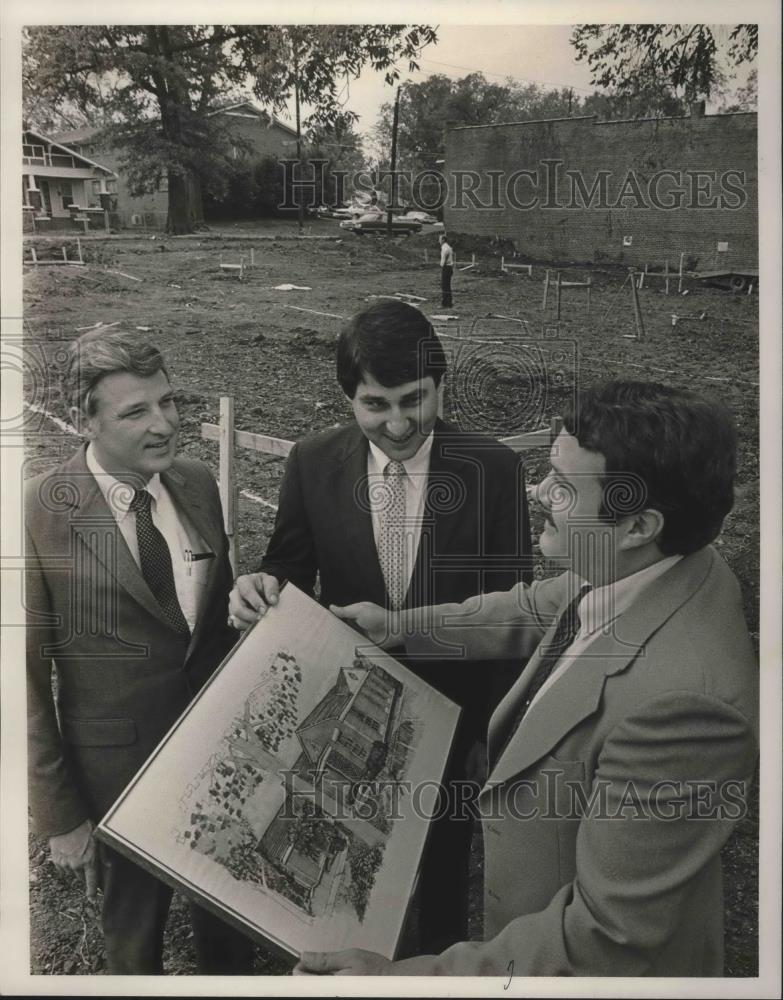 1985 Press Photo Chalres H. Moses III, Doctor Gary Edwards and Charles Priest - Historic Images