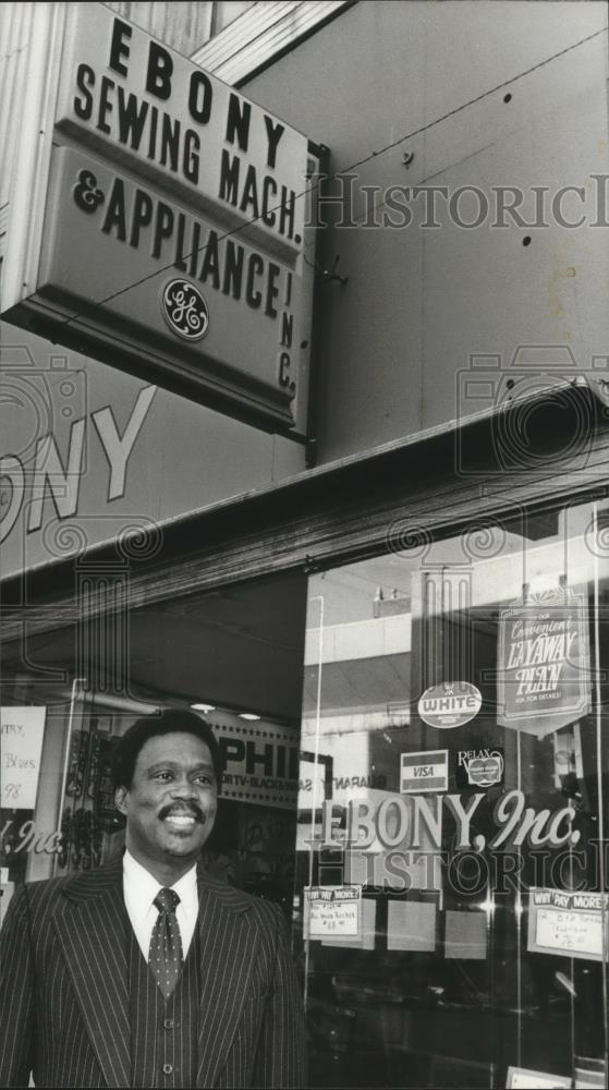 1980 Press Photo Robert Jones, Ebony Sewing Machine Company in front of store - Historic Images