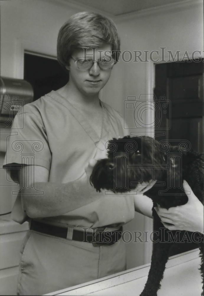 1979 Press Photo Doctor Earl M. Jones, Junior, Veterinarian with Patient dog - Historic Images