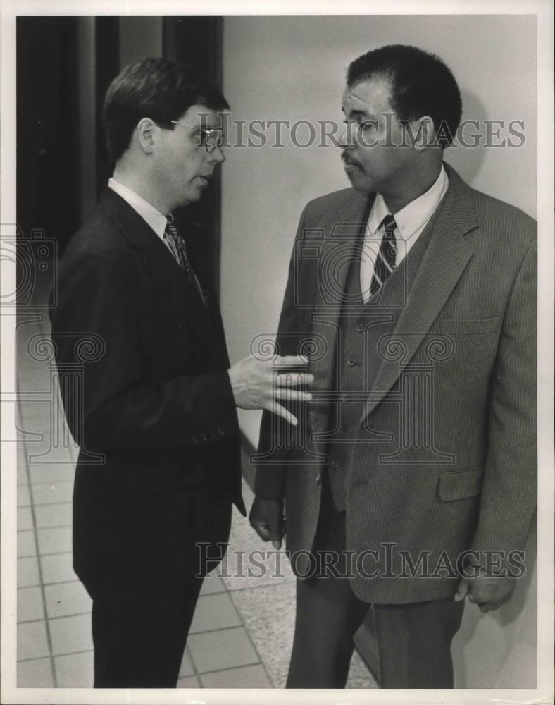 1988 Press Photo Attorney Doug Jones talks with Charles Dudley before hearing - Historic Images