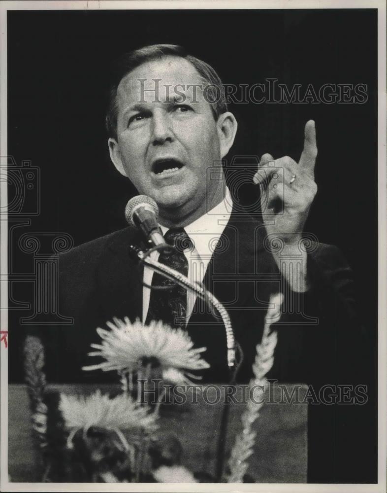 1990 Press Photo Paul Hubbert speaking at podium - abna33420 - Historic Images