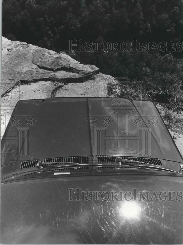 1976 Press Photo Cars Pushed Off Cliff Into Little River Canyon, Alabama - Historic Images