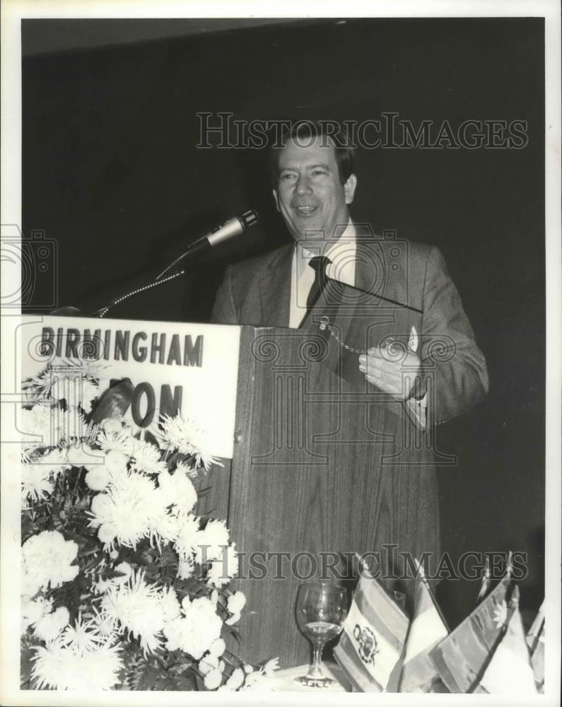 1982 Press Photo William Isaacs of Birmingham International Seed speaks - Historic Images