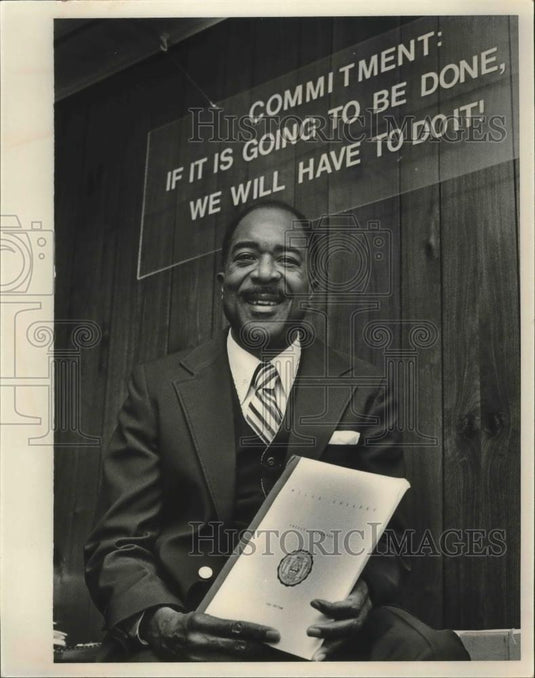 1987 Press Photo Dr. Leroy Johnson, President, Miles College, Fairfield, Alabama - Historic Images
