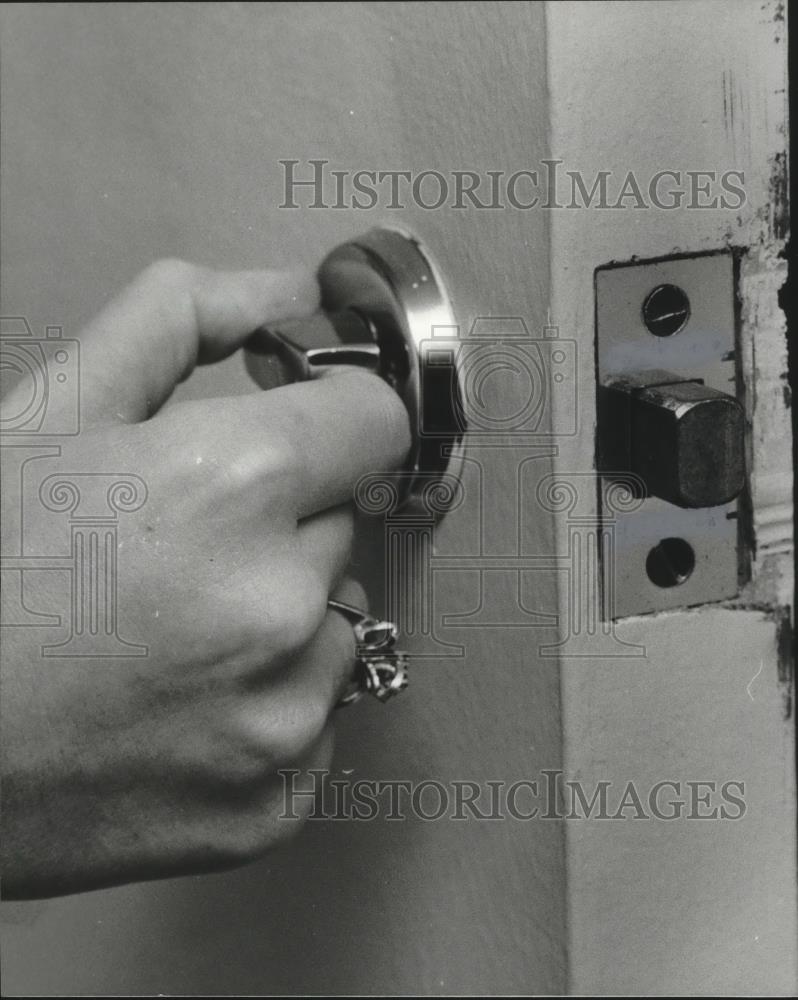 1980 Press Photo Dead-Bolt Locks Good Burglary Protective Device, Alabama - Historic Images