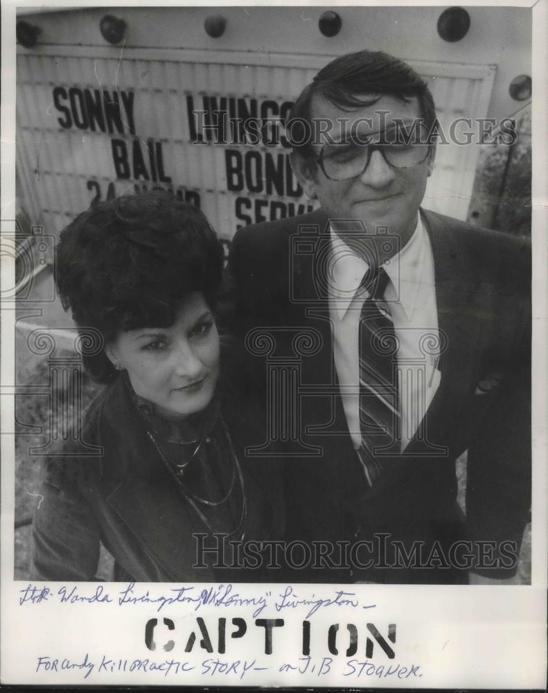 1983 Press Photo Sonny and Wanda Livingston in front of their bail bond company - Historic Images