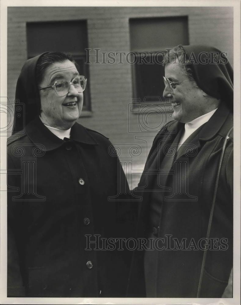 1988 Press Photo Sister Mary Frances Loftin with Sister Almeda Golson - Historic Images