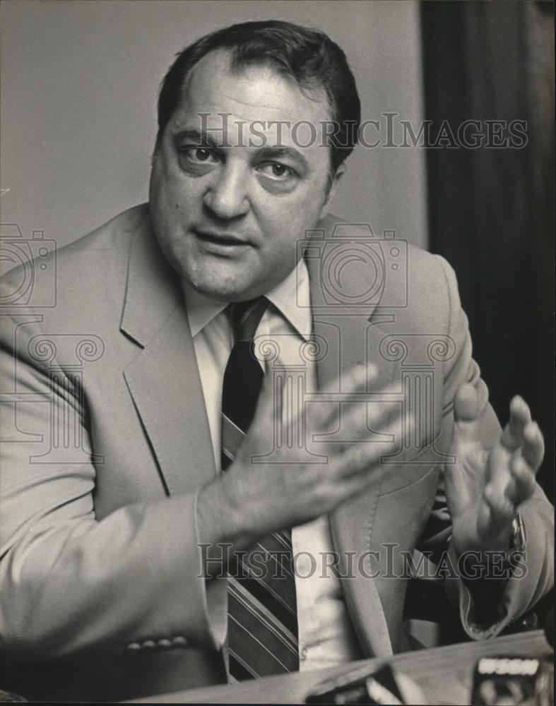 1982 Press Photo Doctor Abert LoBuglio, Head of Birmingham's Cancer Center - Historic Images