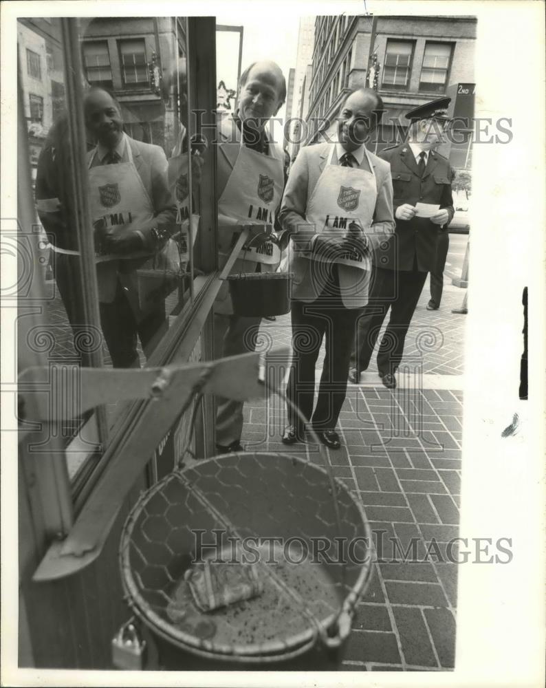 1981 Press Photo Salvation Army&#39;s Christmas Cheer Fund Drive Tom Gloor, Others - Historic Images