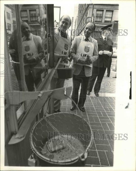 1981 Press Photo Salvation Army's Christmas Cheer Fund Drive Tom Gloor, Others - Historic Images