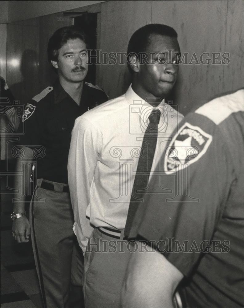 1982 Press Photo Police Officers with Wayne Agee, Crime - Murder - abna33758 - Historic Images