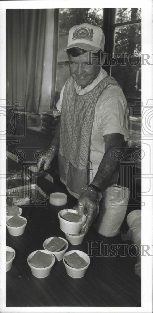 1993 Press Photo Ray Little prepares cakes for Meals on Wheels program, Alabama - Historic Images