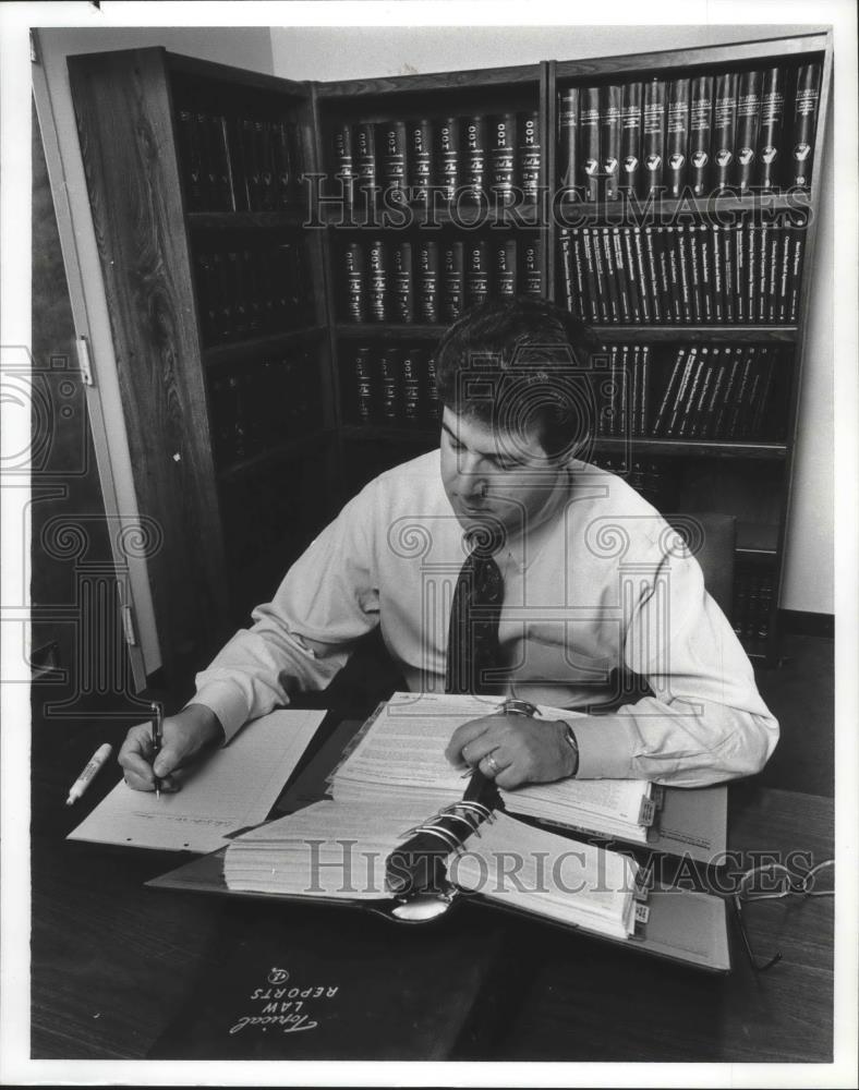 1992 Press Photo Bill Lischkoff working on law reports, Alabama - abna33796 - Historic Images