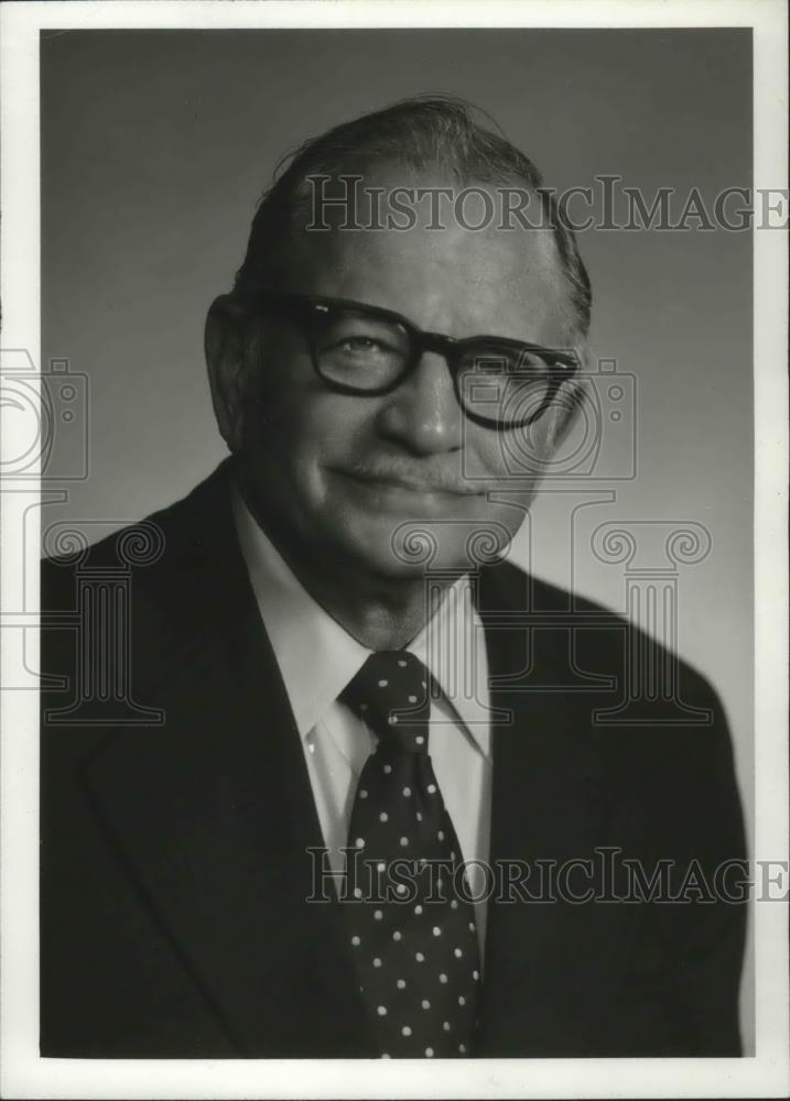 1977 Press Photo Frank E. Lindstrom, Sullivan, Long and Hagerty Executive - Historic Images
